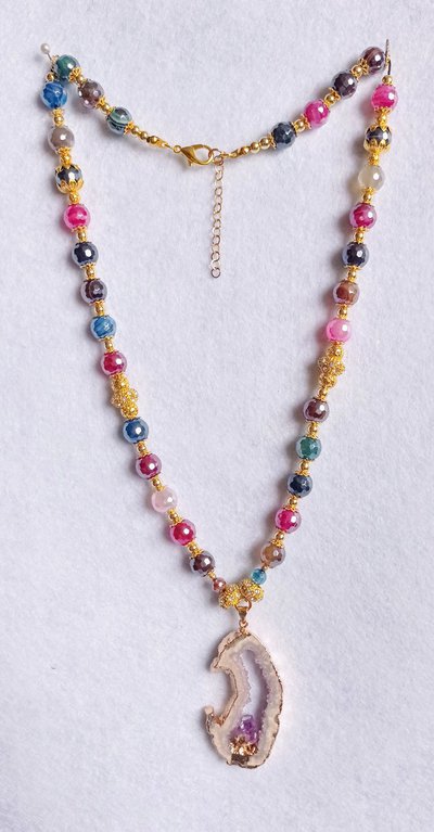 Collana di agata millecolori con pendente geode