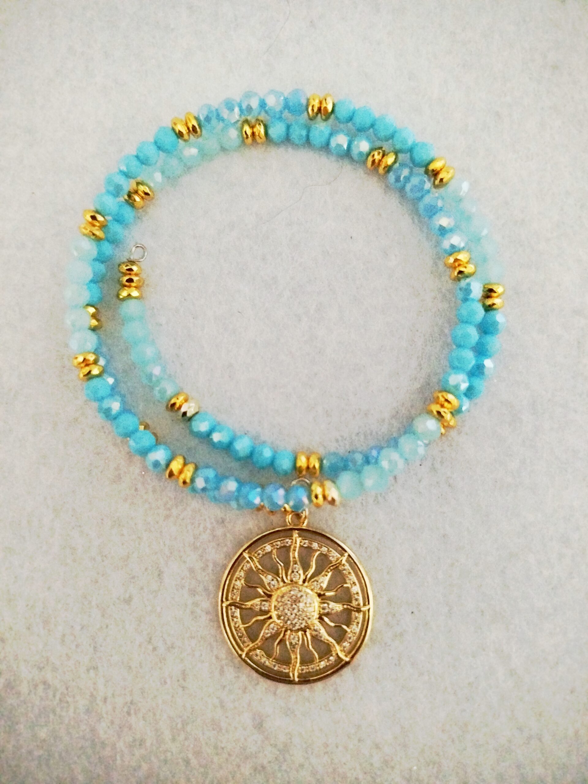 Bracciale flessibile con perle in vetro sfaccettato e charm "Raggi di sole"