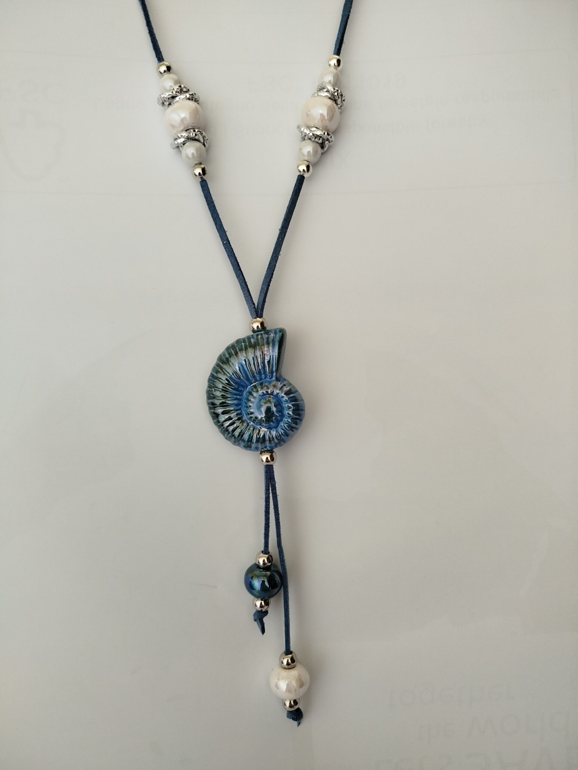 Pendente Ammonite in Ceramica Iridescente e Alcantara Blu